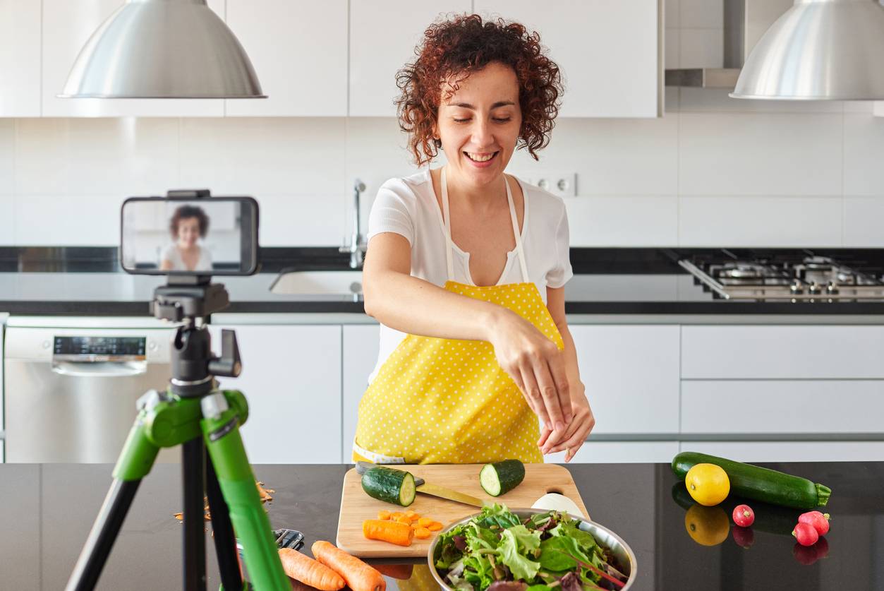 influenceuse qui créé une vidéo pour sa chaine Youtube