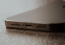Comment enlever l’eau de votre téléphone sans aggraver les dégâts