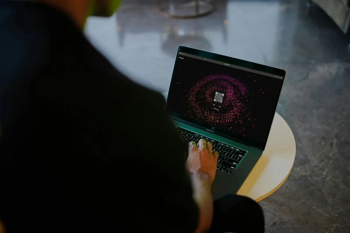 QR code affiché sur un écran d'ordinateur avec le navigateur Google Chrome ouvert