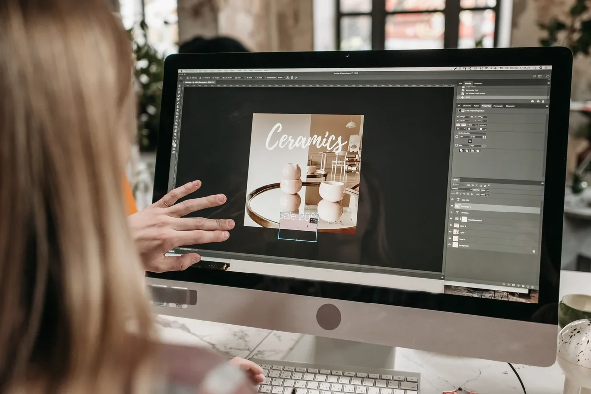 Interface d'Adobe InDesign avec une option d'essai gratuit mise en avant sur l'écran
